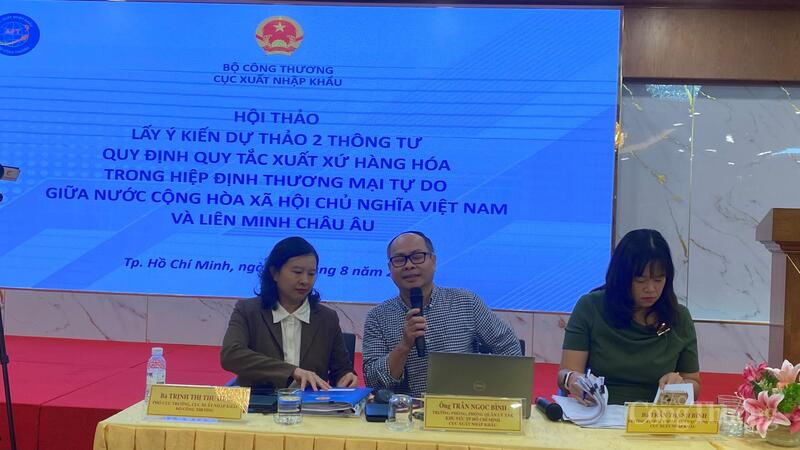 Ông Trần Ngọc Bình - Trưởng Phòng Quản lý Xuất nhập khẩu khu vực TP.Hồ Chí Minh đại diện giải đáp thắc mắc của doanh nghiệp