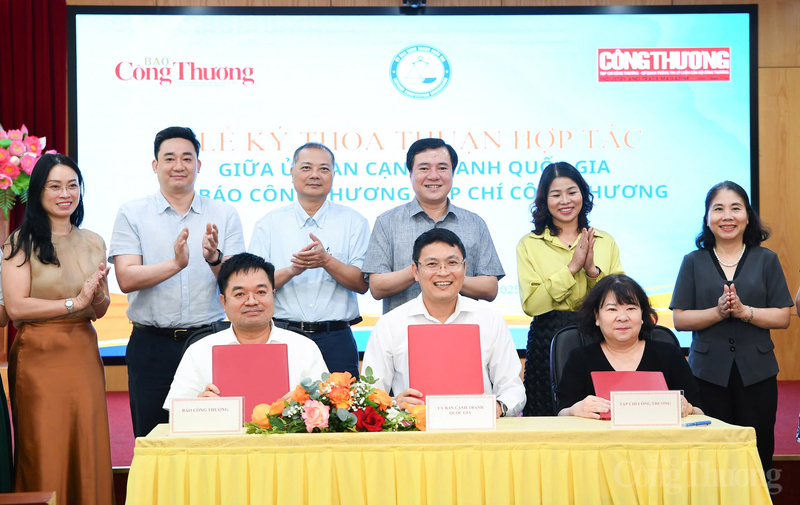 Đồng chí Nguyễn Sinh Nhật Tân, Thứ trưởng Bộ Công Thương cùng các đại biểu chứng kiến Lễ Ký chương trình phối hợp công tác giữa Ủy ban Cạnh tranh Quốc gia và Báo Công Thương cùng Tạp chí Công Thương.