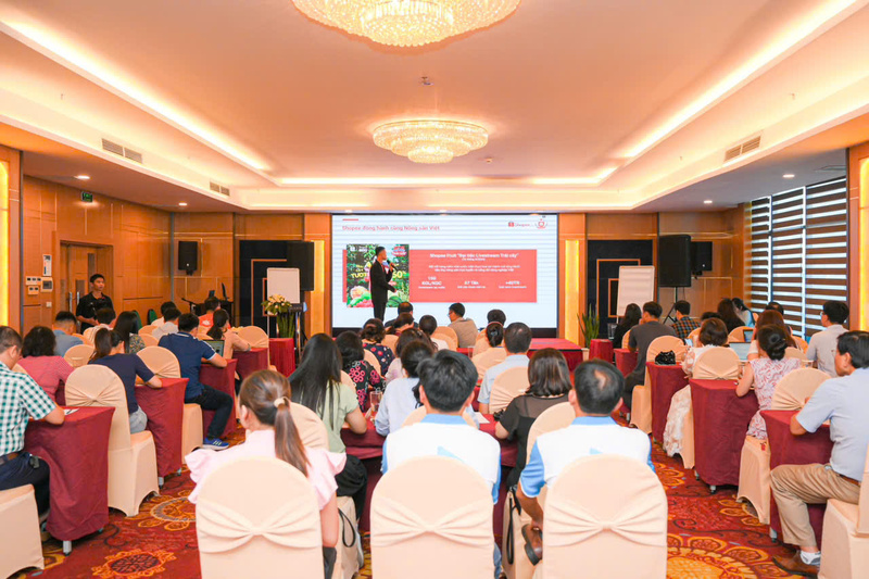 Các doanh nghiệp SMEs tại Đà Nẵng tham gia buổi tập huấn kỹ năng ứng dụng TMĐT do Shopee và Bộ Công Thương phối hợp tổ chức.