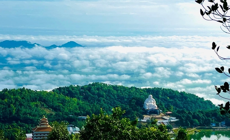 Tượng Phật Di Lặc cao hơn 33m trên đỉnh núi Cấm, biểu tượng tâm linh thu hút hàng nghìn lượt khách hành hương mỗi năm.