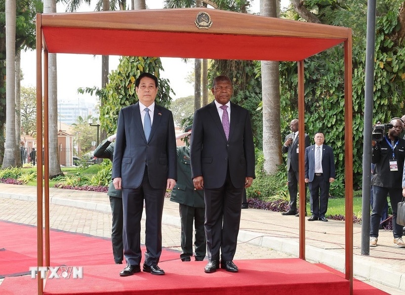 Chủ tịch nước Lương Cường và Tổng thống Angola João Manuel Gonçalves Lourenço nghe quân nhạc cử Quốc thiều hai nước. Ảnh: Lâm Khánh/TTXVN