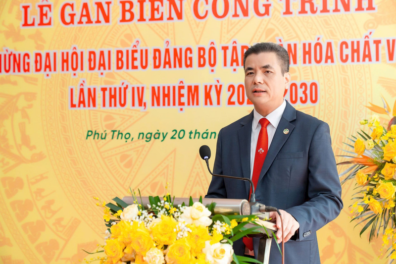 Ông Phạm Thanh Tùng - Bí thư Đảng ủy - Tổng giám đốc Công ty CP Supe Phốt phát và Hóa chất Lâm Thao nhấn mạnh: Công trình Trung tâm bán hàng và giới thiệu sản phẩm còn mang ý nghĩa chính trị - xã hội sâu sắc, là món quà thiết thực chào mừng Đại hội đại biểu Đảng bộ Tập đoàn Hóa chất Việt Nam lần thứ IV, nhiệm kỳ 2025–2030, đồng thời hướng tới kỷ niệm 63 năm ngày Công ty chính thức đi vào sản xuất.