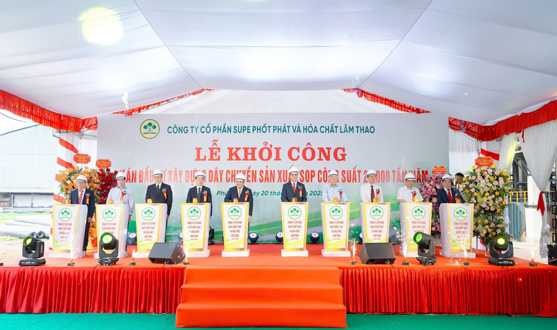Các đại biểu bấm nút khởi công dự án xây dựng dây chuyền sản xuất phân bón kali Sunfat (SOP) quy mô lớn đầu tiên tại Việt Nam, công suất 20.000 tấn/năm. Ảnh: Nguyễn Tùng