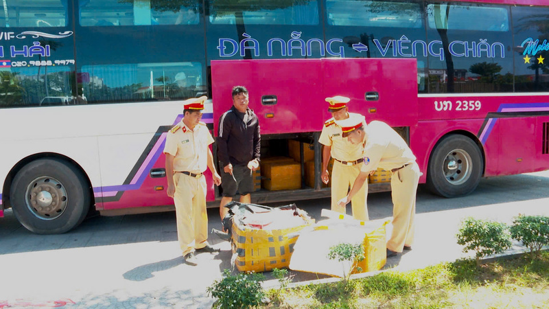 Cảnh sát giao thông thành phố Huế phát hiện gần 1 tấn sụn chân gà không rõ nguồn gốc, bốc mùi hôi trên xe khách. Ảnh: Công an cung cấp