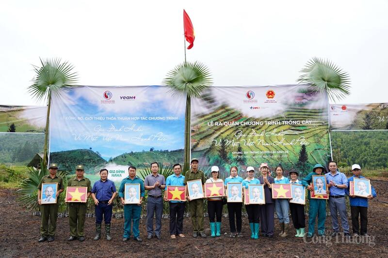 1.000 lá cờ Tổ quốc và 1.000 ảnh Bác đã được trao tặng tại chương trình. Ảnh: Phan Tú