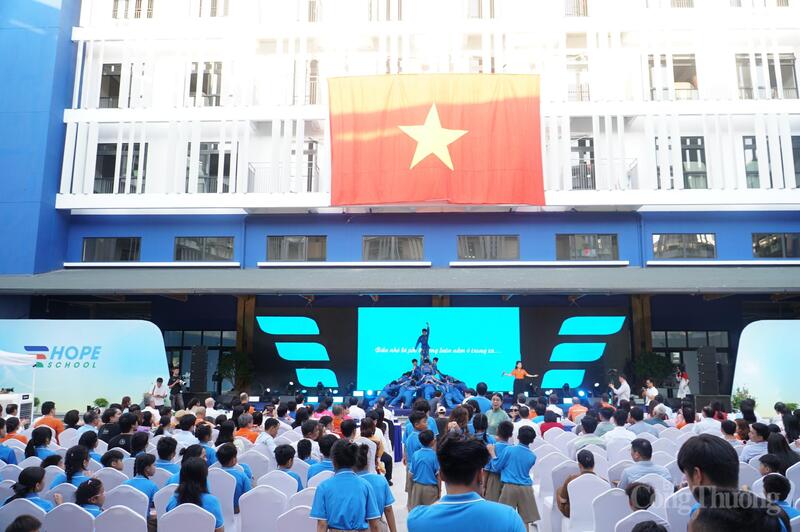 Các em học sinh trường Hy Vọng biểu diễn tiết mục nghệ thuật tại chương trình