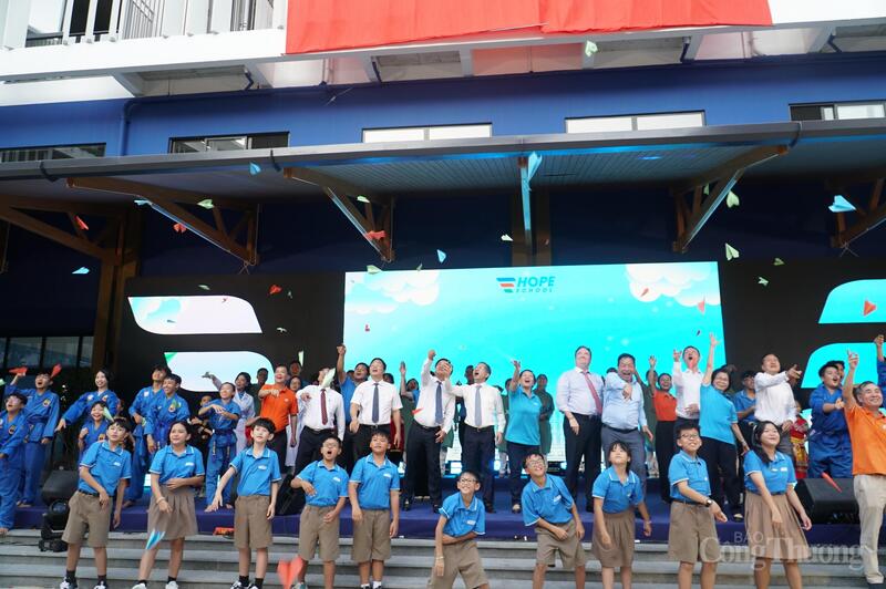 Các đại biểu và các em học sinh cùng phóng máy bay giấy gửi gắm những ước mơ, khát vọng của các em học sinh trong trường Hy Vọng niềm tin về một tương lai tươi sáng, rộng mở ở phía trước