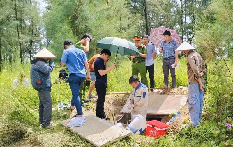Lực lượng chức năng phát hiện đường ống xả thải của Công ty CP Thủy sản Thông Thuận và HTX Thái Minh Thùy. Ảnh: Công an Hà Tĩnh