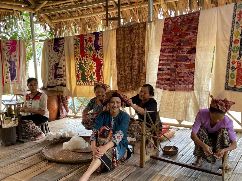 Nghệ nhân Sầm Thị Bích đã và đang truyền lại tình yêu nghề cho các con của mình (Ảnh: NVCC)