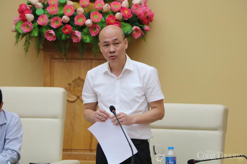 Đại diện Cục Đổi mới sáng tạo, chuyển đổi xanh và Khuyến công trình bày báo cáo tóm tắt về hoạt động khoa học công nghệ, đổi mới sáng tạo trong ngành Công Thương thời gian qua.