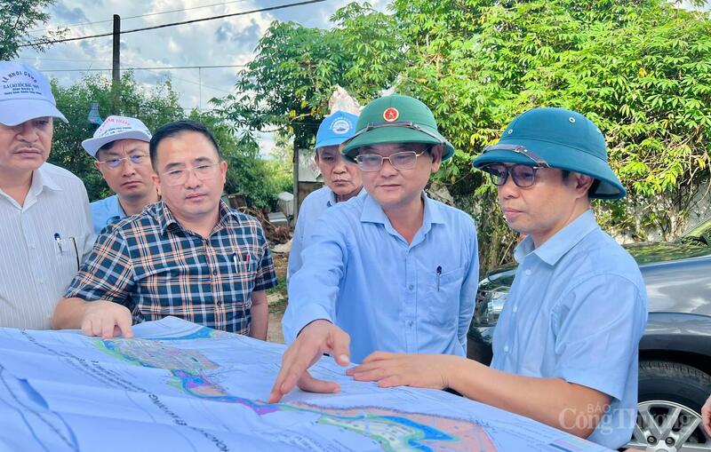 Phó Chủ tịch UBND tỉnh Gia Lai Nguyễn Tự Công Hoàng (thứ 2 từ phải qua)
