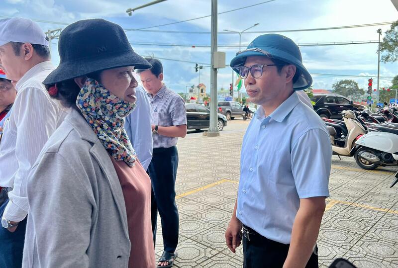 Ông Phạm Xuân Điệp, Giám đốc Ban Quản lý các Dự án Xây dựng tỉnh trao đổi với người dân tại khu vực dự án