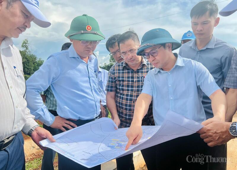 Ông Phạm Xuân Điệp (bên phải), Giám đốc Ban Quản lý các Dự án Xây dựng tỉnh báo cáo với cùng đoàn công tác về dự án
