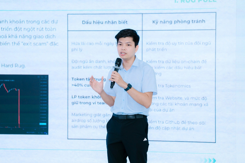 Ông Phạm Gia Khánh, Giám đốc Công nghệ, Công ty CP Nippy Labs cảnh báo 5 dấu hiệu rủi ro, gồm hứa lợi nhuận cao, thiếu minh bạch và quảng bá qua kênh hoặc nguồn không uy tín. Ảnh: Ban tổ chức