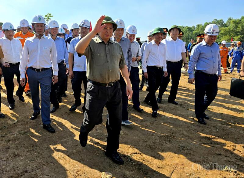 Thủ tướng Phạm Minh Chính cùng đoàn công tác đến thăm kỹ sư, công nhân thi công vị trí 404