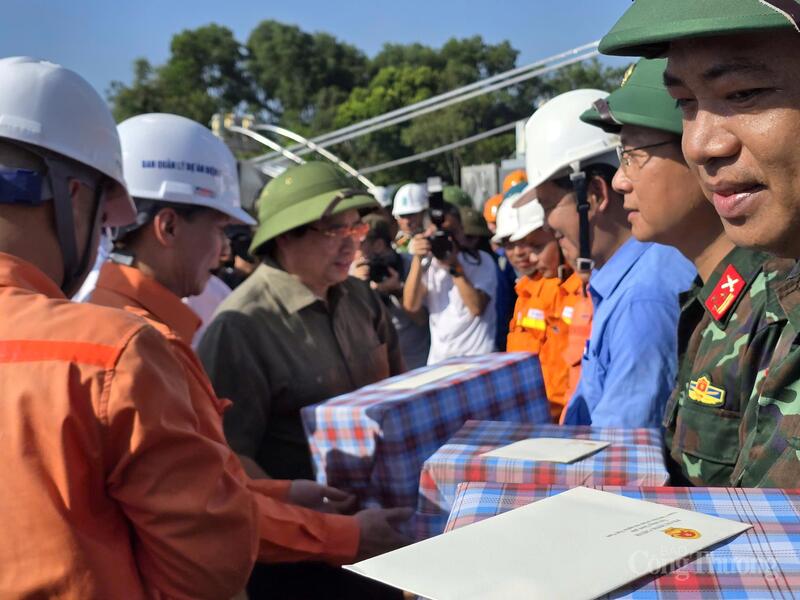 Thủ tướng tặng quà các lực lượng thi công trên công trường.