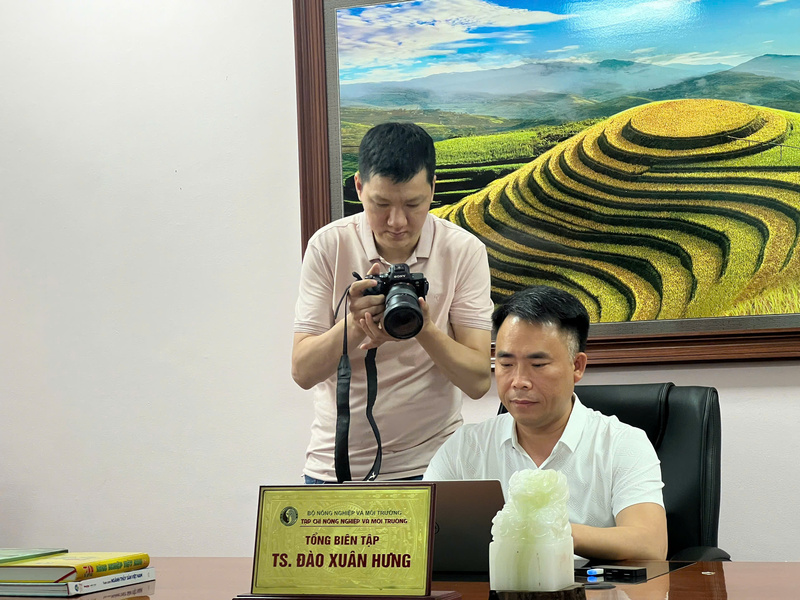 Phóng viên Báo Công Thương tác nghiệp và phỏng vấn Tiến sĩ Đào Xuân Hưng - Tổng Biên tập Tạp chí Nông nghiệp và Môi trường.