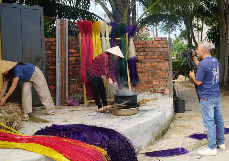 Cơ sở sản xuất hàng thủ công mỹ nghệ Cói Bim Bồng chuẩn bị các hình ảnh để đưa lên nền tảng số LocalLife.asia để quảng bá, giới thiệu nghề làm chiếu Kim Bồng