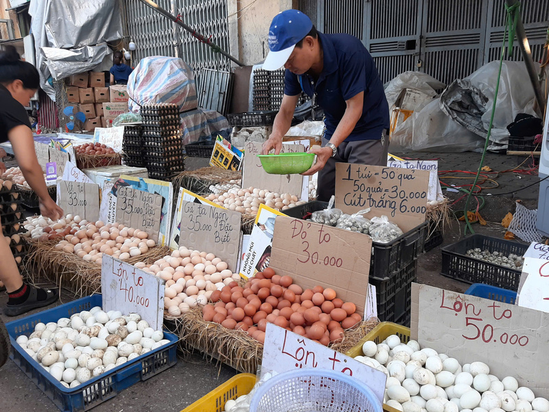 Người dân mua trứng gà tại chợ đầu mối phía Nam (Hà Nội). Ảnh: Nguyễn Hạnh