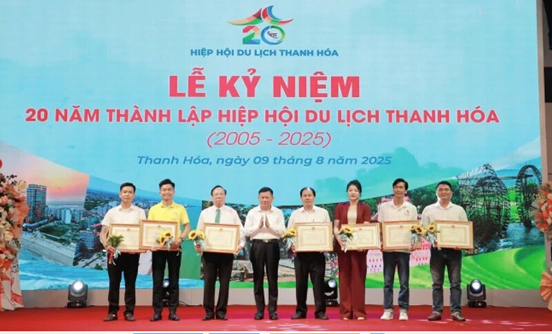 Tặng Bằng khen của Chủ tịch UBND tỉnh Thanh Hóa cho các cá nhân, tập thể