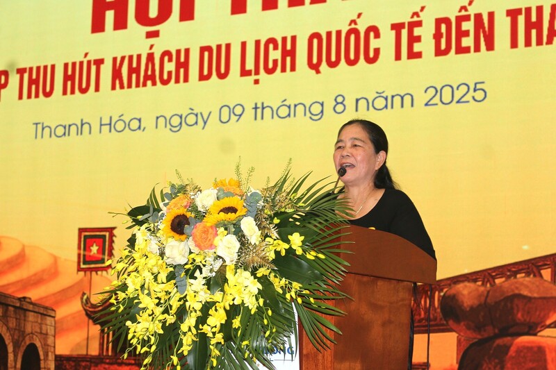 Đại diện Hiệp hội du lịch tỉnh Ninh Bình đưa ra tham luận tại hội thảo