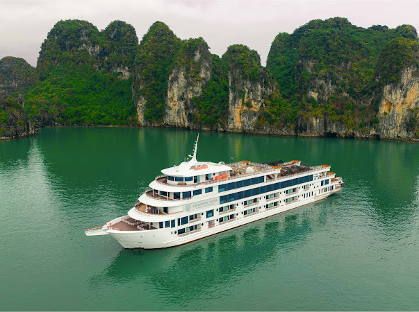 Du khách trải nghiệm du thuyền Ambassador trên vịnh Hạ Long