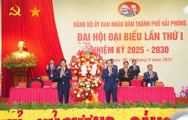 Ông Lê Tiến Châu, Bí thư Thành ủy, Trưởng đoàn Đại biểu Quốc hội TP. Hải Phòng tặng hoa chúc mừng Đại hội