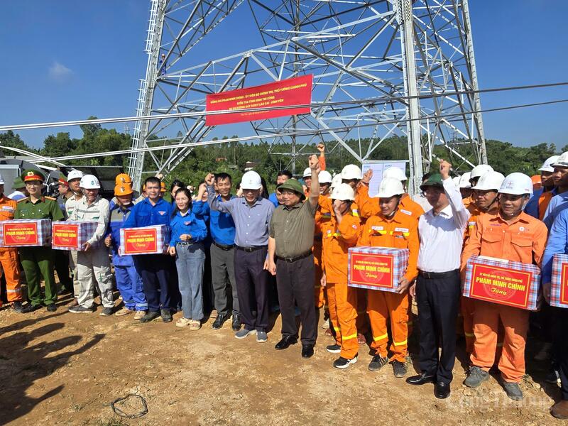 Thủ tướng Phạm Minh Chính cùng đoàn công tác lan tỏa tinh thần quyết tâm "Vượt nắng thắng mưa, không thua bão gió".