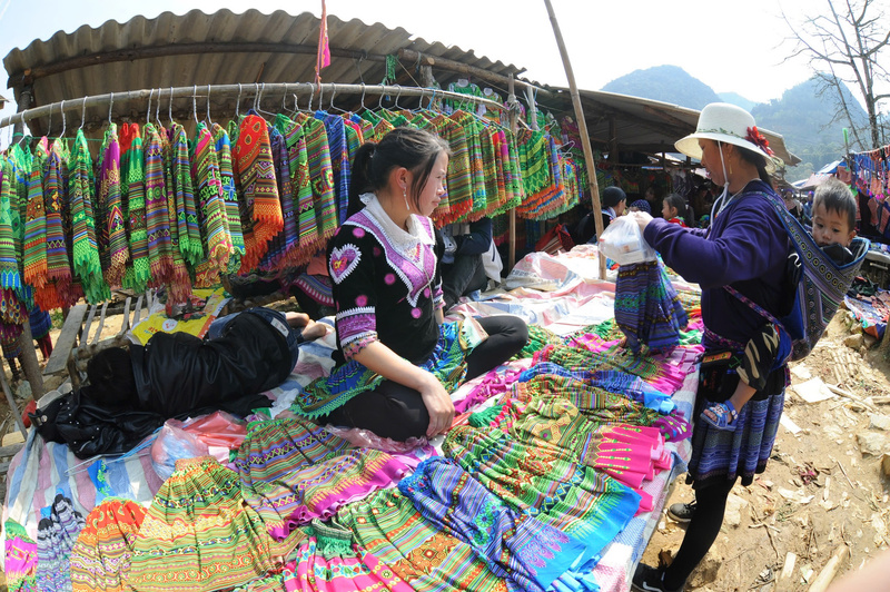 Thổ cẩm là một sản phẩm mang đậm văn hoá của đồng bào dân tộc thiểu số Tây Bắc (Ảnh: Cấn Dũng)