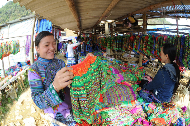 Các mặt hàng thổ cẩm của Lào Cai đa dạng chủng loại, bao gồm khăn, túi thổ cẩm, túi đeo, ví, mũ, túi xách, chăn… (Ảnh: Cấn Dũng)