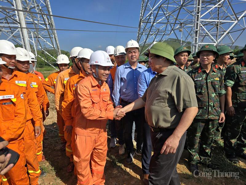 Thủ tướng thăm hỏi, động viên người lao động tham gia thi công.
