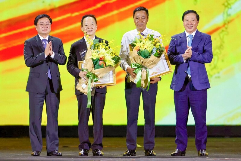 Chủ tịch UBND tỉnh Tây Ninh đã trao tặng bằng khen cho Tập đoàn T&T và cá nhân doanh nhân Đỗ Quang Hiển, Nhà sáng lập, Chủ tịch điều hành Tập đoàn T&T Group vì những đóng góp tích cực cho sự phát triển kinh tế xã hội của địa phương. Ảnh T&T Group