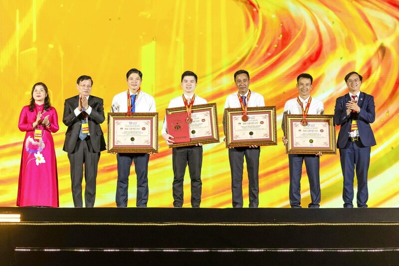 Kỷ lục được trao cho 2 hạng mục đặc biệt của TP Thiên niên kỷ T&T City Millennia, bao gồm: Tuyến phố đi bộ Millennia Journey và Dòng sông Ánh sáng. Ảnh T&T Group