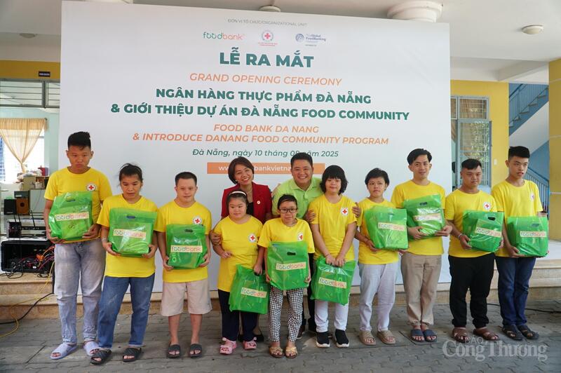 Trao các phần quà cho các trẻ em khuyết tật đang sinh sống tại Trung tâm Chăm sóc người cao tuổi và người khuyết tật chữ thập đỏ Đà Nẵng