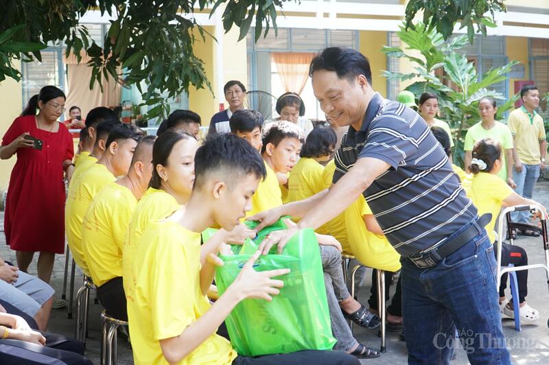 Các doanh nghiệp, tổ chức tham gia đóng góp vào kho thực phẩm cộng đồng Đà Nẵng trao quà cho các em nhỏ khuyết tật