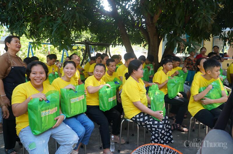 Nụ cười tươi của các trẻ em khuyết tật khi nhận được sự quan tâm, sẻ chia