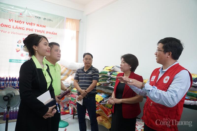 Các đại biểu tham quan kho thực phẩm cộng đồng Đà Nẵng