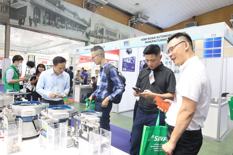 Triển lãm VME và SIE đã tạo cơ hội để các doanh nghiệp Việt Nam kết nối với các đối tác lớn từ Nhật Bản, Hàn Quốc, Hoa Kỳ, và EU, từ đó mở rộng thị trường và nâng cao vị thế trong chuỗi cung ứng toàn cầu. Ảnh: Đỗ Nga