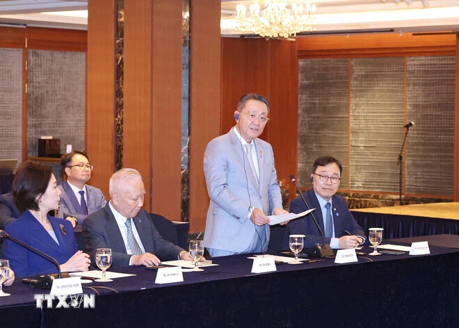 Ông Chang Ho Ick, Chủ tịch Hội những người Hàn Quốc yêu Việt Nam, đại diện những người bạn Hàn Quốc phát biểu tại buổi gặp mặt. Ảnh: TTXVN