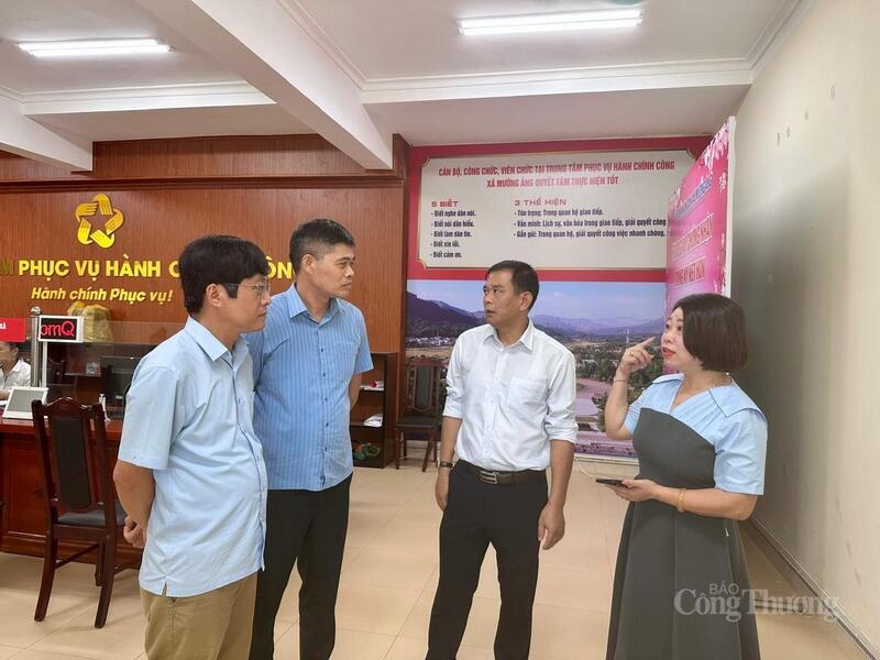 Phó Cục trưởng Cục Đổi mới sáng tạo, Chuyển đổi xanh và Khuyến công Nguyễn Văn Thịnh cùng đại diện lãnh đạo Sở Công Thương Điện Biên khảo sát tại Trung tâm phục vụ hành chính công xã Mường Ảng.