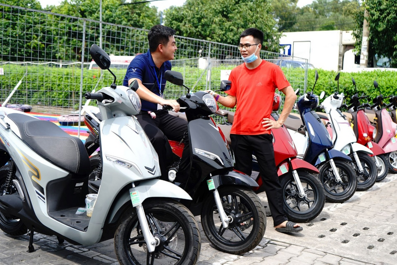 Anh Trương Văn Duyên đổi từ chiếc xe xăng cũ 10 năm sang Feliz Neo.