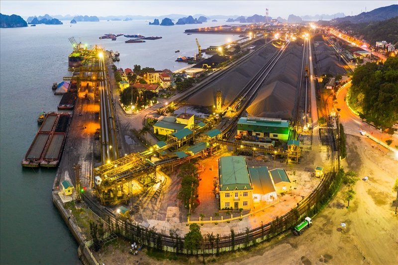 Cảng than Cửa Ông: Ảnh Dương Phượng Đại