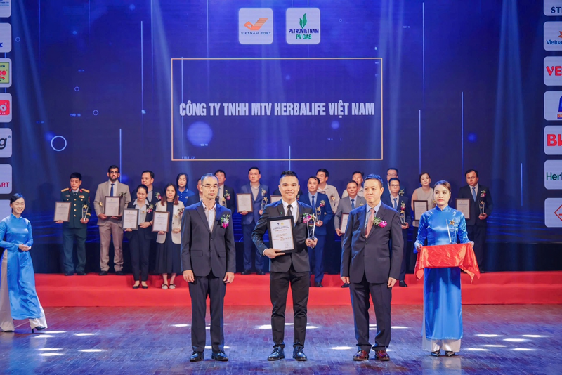 Ông Nguyễn Thành Đạt – Giám đốc truyền thông Herbalife Việt Nam, Campuchia & Thái Lan nhận giải thưởng từ Ban tổ chức.