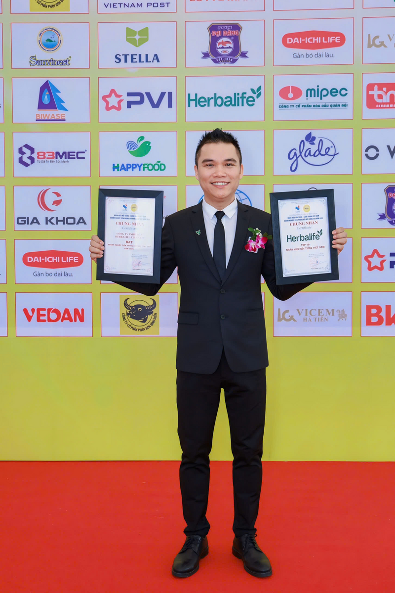 Đại diện Herbalife tại sự kiện vinh danh Nhãn hiệu nổi tiếng Việt Nam & Doanh nghiệp tiên phong đổi mới sáng tạo năm 2025
