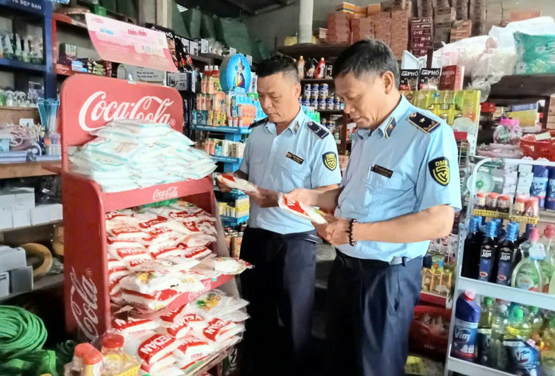 Lực lượng QLTT thành phố Huế kiểm tra hàng hoá. Ảnh: Nguyễn Tuấn