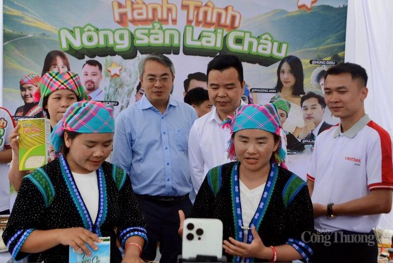 Phó Cục trưởng Cục Thương mại và Kinh tế số Hoàng Ninh cùng lãnh đạo Sở Công Thương tỉnh Lai Châu tham gia chương trình giới thiệu nông sản cho bà con Sìn Hồ.