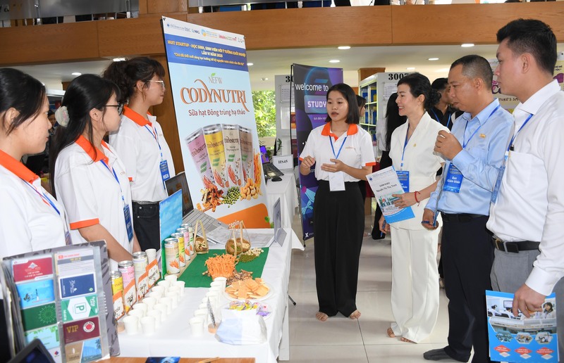 Đội thi đã thực hiện trình bày sản phẩm và báo cáo trước hội đồng Ban giám khảo về dự án của mình. Ảnh: Minh Khuê