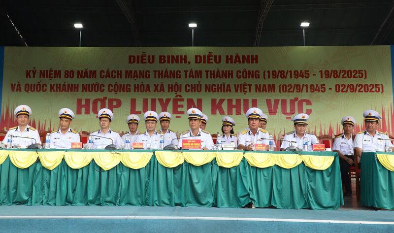 Các đại biểu trong đoàn công tác.Ảnh: HQ