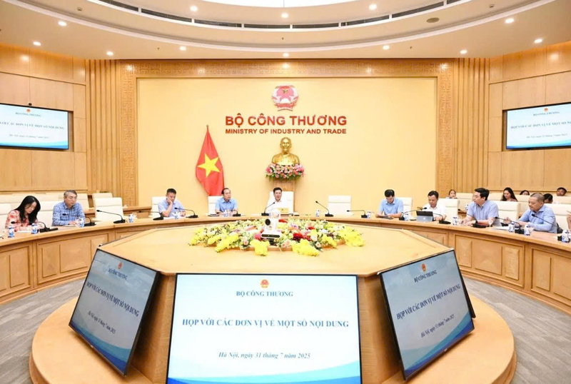 Bộ trưởng Nguyễn Hồng Diên chủ trì cuộc họp với các đơn vị về việc cử công chức lãnh đạo, quản lý cấp Cục, Vụ thuộc Bộ Công Thương đi công tác tại địa phương. Ảnh: Lê An