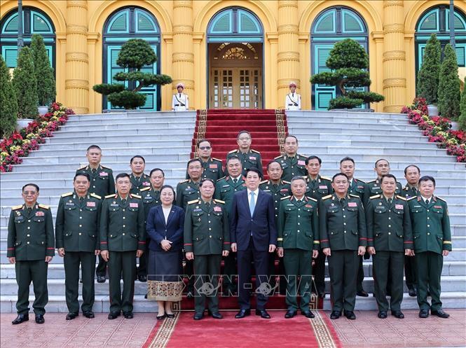 Chủ tịch nước Lương Cường với các đại biểu Tổng cục Chính trị Quân đội nhân dân Lào. Ảnh: Lâm Khánh/TTXVN